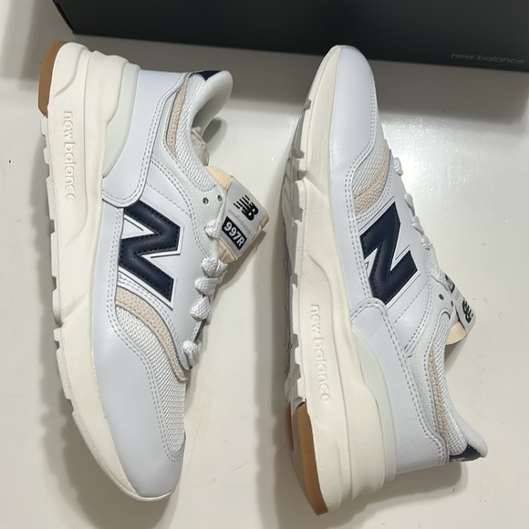 Women’s New Balance 997R White and Black Athletic  Shoes NIB - Picture 5 of 14